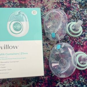 Willow Reusable Breast Milk Containers with Mint Accents